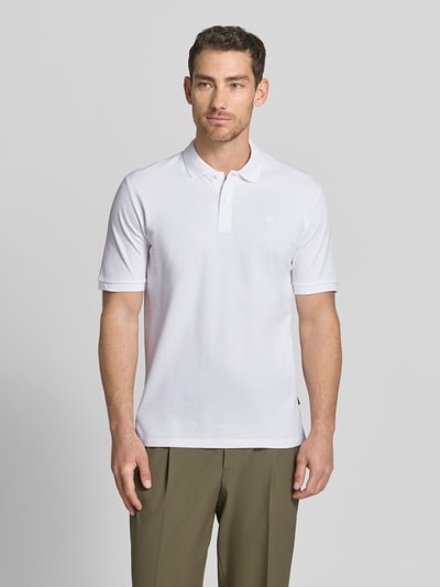 Männermodel trägt Slim Fit Poloshirt mit Stitching von Jack & Jones Premium, Reine Baumwolle, Knopfleiste, Farbe Weiß, Ganzkörperansicht von vorne. Rückenlänge bei Größe M: 70 cm.