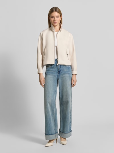 Frauenmodel trägt Regular Fit Blouson mit Viskose-Anteil von s.Oliver BLACK LABEL, unifarben, Stehkragen, Reißverschluss, Scuba, Ganzkörperansicht von vorne.