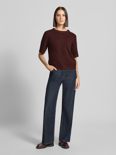 Frauenmodel trägt Regular Fit Pullover mit Woll-Anteil Modell 'Pimota' von OPUS, bordeauxrot, strukturierte Oberfläche, Ganzkörperansicht von vorne. Damen Pullover von OPUS.