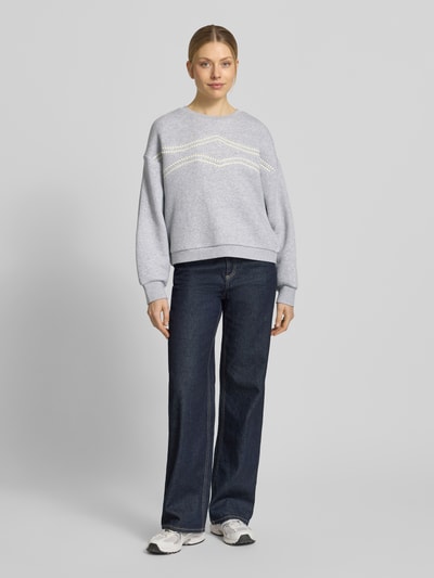 Frauenmodel trägt Oversized Sweatshirt mit Rundhalsausschnitt von Lanius, hellgrau, Baumwoll-Material-Mix, Ganzkörperansicht von vorne.