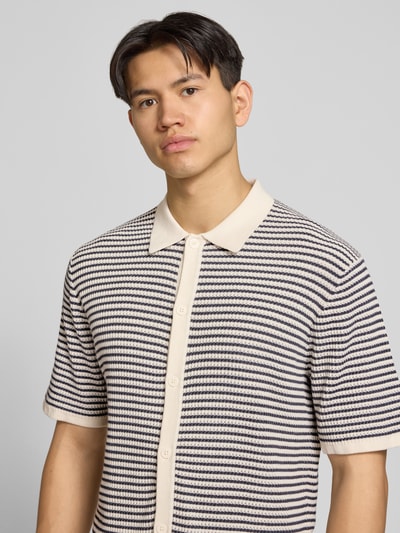 Männermodel trägt Regular Fit Freizeithemd mit 1/2-Arm von Jack & Jones, Reine Baumwolle, Polokragen, Knopfleiste, Nahaufnahme Oberkörper.