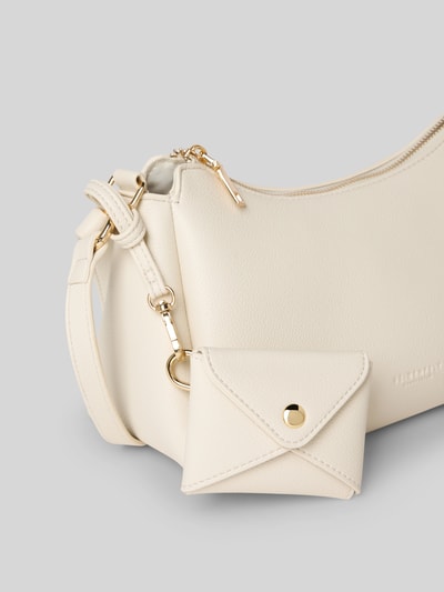 Produktfoto, cremefarbene Handtasche mit Label-Detail Modell 'MELOY' von Seidenfelt, Reißverschluss, Schulterriemen, feine Textur