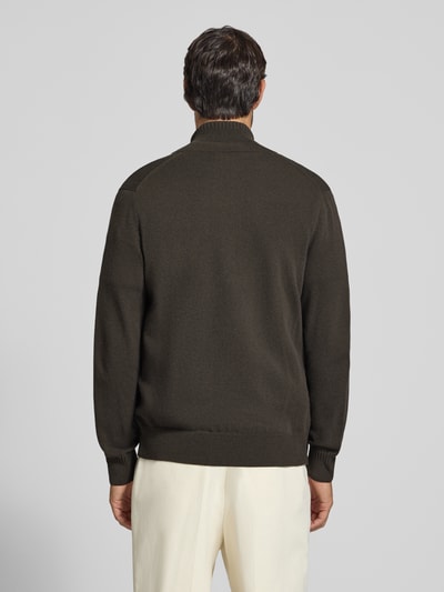 Männermodel trägt Regular Fit Strickjacke aus Baumwoll-Mix von Marc O'Polo in Dunkelbraun, weiche Textur, Ganzkörperansicht Rückansicht, Herren Pullover von Marc O'Polo.