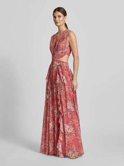 Modelka kobieca nosi Regular Fit Maxikleid mit floralem Allover-Print od ADLYSH, kwiatowy nadruk na całej powierzchni, krój regular fit, plisy, dekolt w serek, krój bez rękawów, obszycie falbanami, wycięcia, wiązanie, długość tyłu w rozmiarze S: 52 cm, szerokość w rozmiarze S: 32 cm, całopostaciowy widok z przodu.