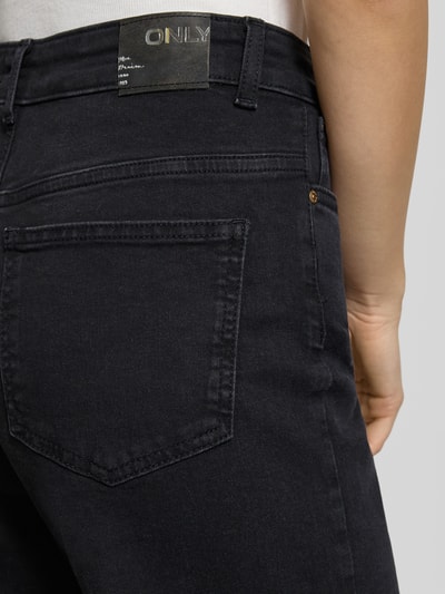 Vrouwenmodel draagt Bootcut Jeans uit katoenmix, model 'MADISON BLUSH' van ONLY, effen zwart, 5-pocket, detailopname achterkant.