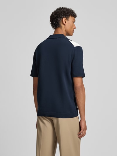 Männermodel trägt Regular Fit vrijetijdsoverhemd met kentkraag model 'Galvo' van JOOP! collectie, puur katoen, knoopsluiting, ruglengte maat M 68 cm, schouderbreedte 46 cm, mouwlengte 26 cm, donkerblauw met licht detail op schouder, gestructureerde stof, Ganzkörperansicht Rückansicht.