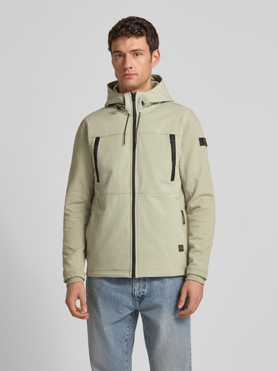 Männermodel trägt Jacke mit Reißverschlusstaschen von PME Legend in hellem Beige, Baumwoll-Mix, Regular-Fit, Kapuze mit Tunnelzug, Label-Detail, Ganzkörperansicht von vorne.
