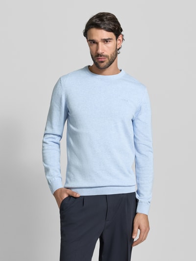 Męski model nosi Regular Fit Pullover aus reiner Baumwolle od s.Oliver RED LABEL, jasnoniebieski melanż, krój regular fit, okrągły dekolt, długie rękawy z prążkowanymi ściągaczami, delikatna aplikacja label stitching, dzianina z czystej bawełny, widok całej sylwetki z przodu.