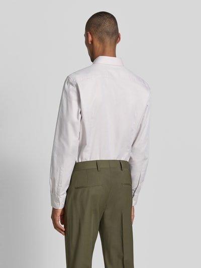Männermodel trägt Slim Fit Business-Hemd mit Kentkragen von Jake*s aus Reine Baumwolle, Weiß, glatte Textur, Ganzkörperansicht Rückansicht. Rückenlänge bei Größe 39/40: 79 cm, Schulterbreite: 48 cm, Ärmellänge: 65 cm.