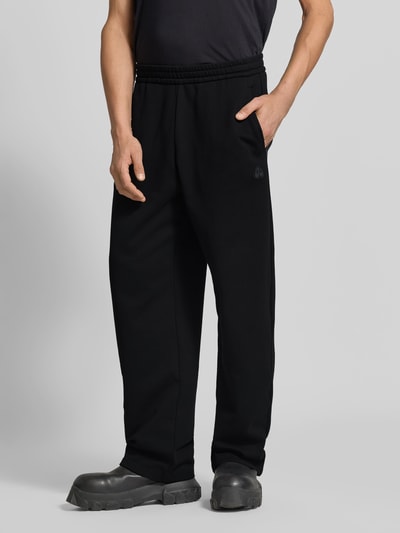 Männermodel trägt Sweatpants mit elastischem Bund von Moose Knuckles aus Baumwollmischung, gerader Schnitt, schwarze Farbe, Nahaufnahme Oberkörper