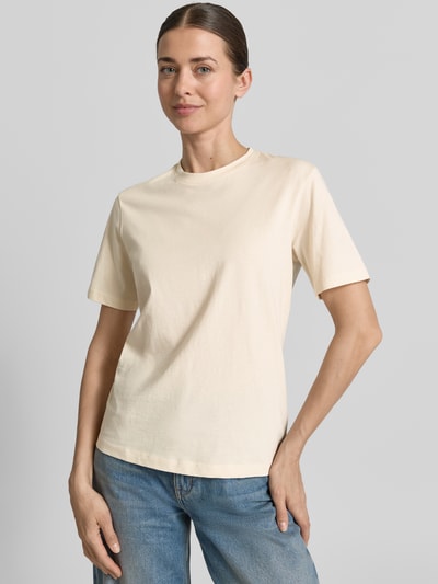 Vrouwenmodel draagt T-Shirt uit katoen met ronde hals van Jake*s Casual, regular fit, crèmekleurig, egale textuur, voorkant volledig zichtbaar, halve lichaamopname.