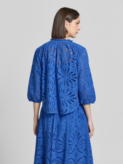 Vrouwenmodel draagt blauwe dames blouse met ajourwerk, puur katoen, straight fit, serafinokraag, model 'SANGALLO' van Stefanel, ruglengte maat S 57 cm, mouwlengte maat S 44 cm, ganzekörperansicht rückansicht.