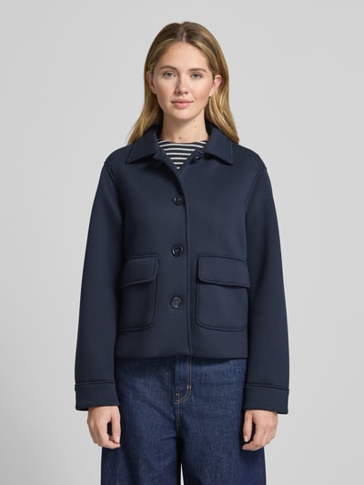 Frauenmodel trägt Regular Fit Jersey-Jacke mit Viskose-Anteil Modell 'PERLE' von Weekend Max Mara, unifarben, Piqué, Ganzkörperansicht von vorne.