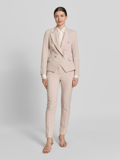 Frauenmodel trägt Blazer mit Pattentaschen Modell 'REWI' von Rinascimento in hellem Beige, doppelreihig, tailliert, Material-Mix, Ganzkörperansicht von vorne.