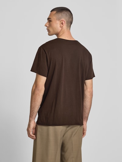 Männermodel trägt T-Shirt mit Rundhalsausschnitt von Filippa K in Braun, reine Baumwolle, Regular Fit, Rückansicht Ganzkörperansicht.