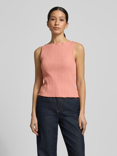 Frauenmodel trägt Stricktop mit Strukturmuster und Rundhalsausschnitt von Scotch & Soda, Baumwoll-Elasthan-Mix, Regular-Fit, Ganzkörperansicht von vorne.