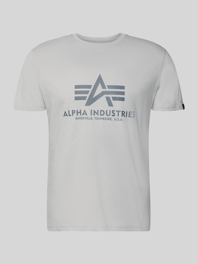 Produktfoto, męski t-shirt z bawełny, prosty krój, okrągły dekolt, detal z logo, długość tyłu w rozmiarze m: 69 cm, t-shirt z label-detail model 'BASIC' od Alpha Industries
