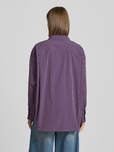 Kobieta modelka ma na sobie bluzkę koszulową Relaxed Fit Hemdbluse aus reiner Baumwolle Model 'Jamie' od JJXX, paski, bawełna, model z długim rękawem, długość tyłu 75 cm, długość rękawów 54 cm, widok całej sylwetki z tyłu
