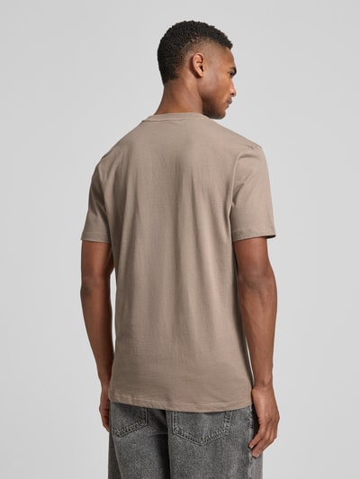 Männermodel trägt Relaxed Fit T-Shirt aus reiner Baumwolle Modell 'DULIVIO' von HUGO, Optik: Unifarben, Ganzkörperansicht Rückansicht.