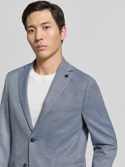 Męski model nosi Regular Fit Blazer mit Viskose-Anteil von HECHTER PARIS, elastyczna mieszanka materiałów, aplikacja z logo, brustasza, kieszenie z wypustkami, listwa z 2 guzikami, kołnierz z połami, jasnoniebieski odcień, długość tyłu w rozmiarze 50: 72 cm, szerokość ramion w rozmiarze 50: 38 cm, długość rękawów w rozmiarze 50: 64 cm, strukturalna tekstura, nahaufnahme górnej części ciała.