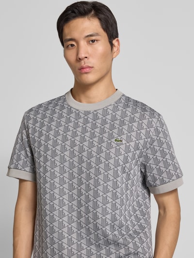 Männermodel trägt Regular Fit T-Shirt mit Baumwoll-Anteil von Lacoste, Optik: Unifarben, L-Monogramm, Logo-Patch, Rundhals, Kurzarm, gerippt, Nahaufnahme Oberkörper.
