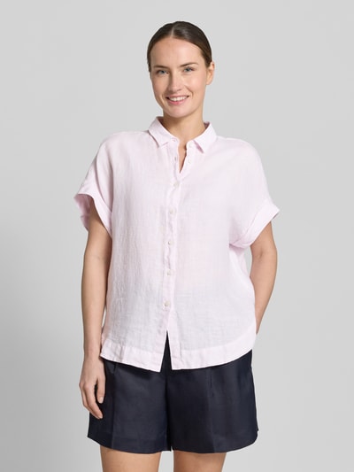 Frauenmodel trägt Leinenbluse mit Knopfleiste Modell 'DOLLY' von 0039 Italy in zartem Rosa, lockerer Schnitt, Nahaufnahme Oberkörper. Damen Leinenbluse aus reinem Leinen, Regular Fit, Hemdblusenkragen, Ärmel mit Aufschlag.