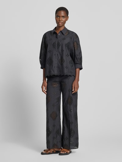 Frauenmodel trägt Regular-Fit Damen Bluse mit Häkelspitze Modell 'MURIEL' von Bash, dunkel, mit Hemdblusenkragen, verdeckter Knopfleiste und 3/4-Arm, Rückenlänge 65 cm, Ärmellänge 40 cm, ganzkörperansicht von vorne.