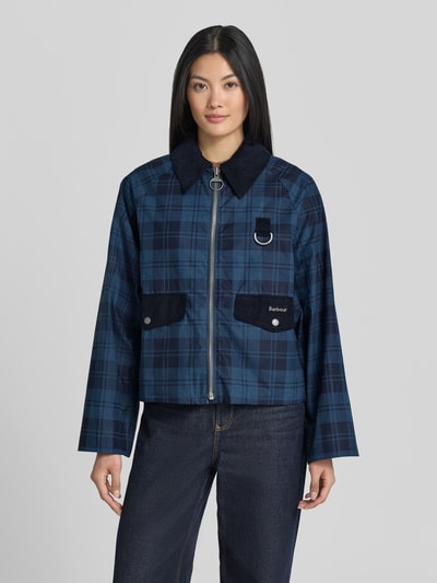 Kobiece modelka nosi Regular Fit Bomberjacke / Blouson aus reiner Baumwolle Modell 'BALTON' od Barbour w kolorze granatowo-niebieskim w kratę, tekstura gładka, damska bomberka / bluzon od Barbour, widok całej sylwetki z przodu.
