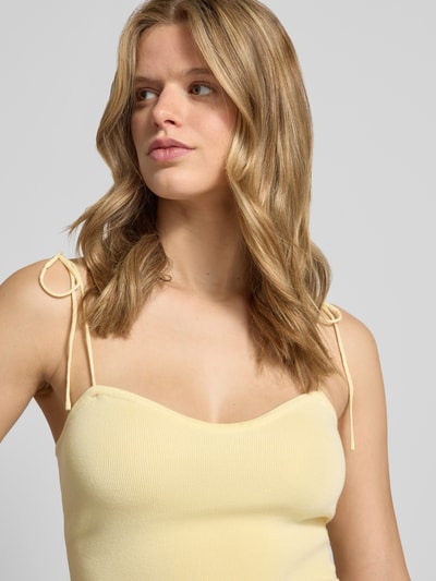Kobiece model prezentuje top z mieszanki wiskozy z cienkimi ramiączkami, model 'Felicitas' od LeGer by Lena Gercke, dopasowany krój, dekolt w kształcie serca, falisty brzeg, długość tyłu w rozmiarze 36: 25 cm, jasny kolor, żebrowana faktura, zbliżenie na górną część ciała