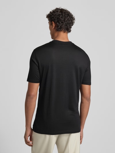 Männermodel trägt T-Shirt mit Label-Stitching von Emporio Armani, Lyocell-Baumwoll-Mix, Regular-Fit, Rückenlänge 72 cm, Ganzkörperansicht Rückansicht.