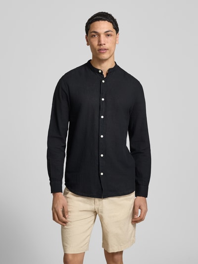 Męski model nosi Slim Fit Freizeithemd aus Baumwoll-Leinen-Mix Modell 'CAIDEN' von Only & Sons, czarny, gładki materiał, mao kołnierzyk, długi rękaw, krój slim fit, widok całej sylwetki z przodu