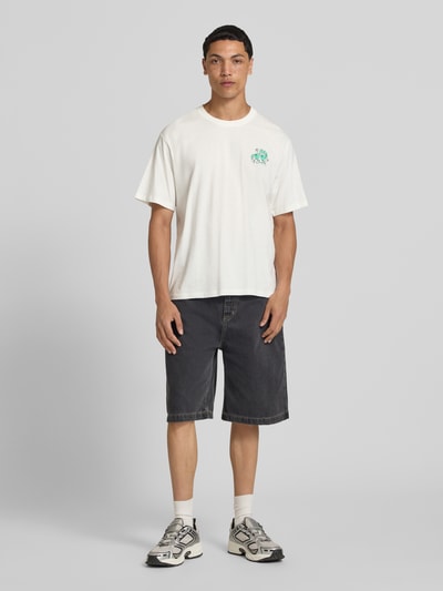 Männermodel trägt T-shirt met motiefprint model 'VINTAGE CARTOON' van Jack & Jones, puur katoen, regular fit, ronde hals, ruglengte maat M 69 cm, Ganzkörperansicht van voren