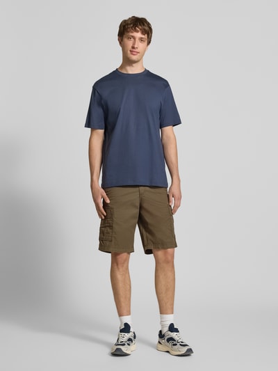 Męski model nosi Shorts mit Cargotaschen Modell 'COLE MATTY' od Jack & Jones, bawełna, krój regular fit, szerokość w rozmiarze M: 44 cm, długość wewnętrzna nogawki w rozmiarze M: 27 cm, całość w naturalnych kolorach, pełny widok z przodu.