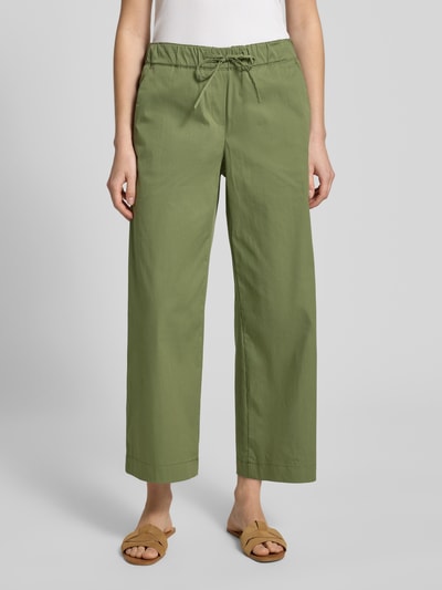 Kobiece model prezentuje Regular Fit Culotte aus Baumwoll-Mix von Brax, efekt: jednolity kolor, krój regular fit, długość: skrócony krój, ściągacz, mieszanka bawełny, Ganzkörperansicht von vorne.