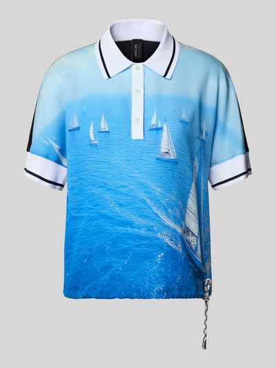 Produktfoto, Regular Fit Bluse aus reinem Lyocell mit Polokragen von Marc Cain, blau-weißer Allover-Motiv-Print mit Segelbooten, kurzärmeliges Design, Tunnelzug im Bund