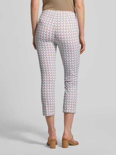 Frauenmodel trägt Caprihose mit Stretch-Anteil in verkürzter Passform von SEDUCTIVE im Allover-Muster, Elastischer-Material-Mix, Ganzkörperansicht Rückansicht.
