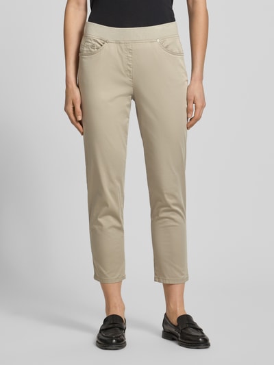 Modelka nosi Caprihose mit elastischem Bund Modell 'Pamina' od Raphaela By Brax, bawełna z elastanem, krój regular fit, kolor beżowy, szerokość w rozmiarze 36K: 35 cm, długość wewnętrzna nogawki w rozmiarze 36K: 62 cm, widok całej sylwetki z przodu