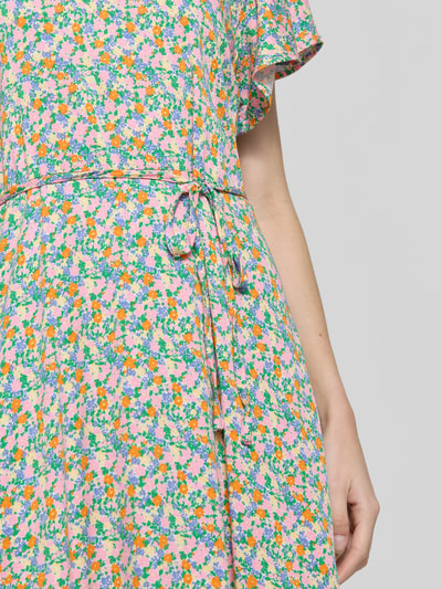 Frauenmodel trägt Midikleid aus Viskose-Mix Modell 'Aya' von ICHI mit Floraler Allover-Print, Taillienband, Nahaufnahme Oberkörper.