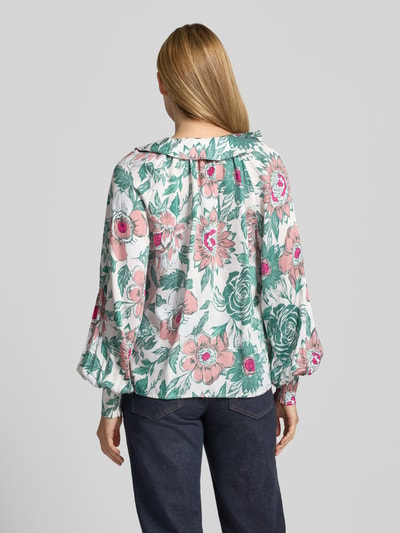 Frauenmodel trägt Relaxed Fit Bluse aus reiner Viskose von Christian Berg Woman mit floralem Allover-Print, Umlegekragen, Langarm, Ganzkörperansicht Rückansicht.