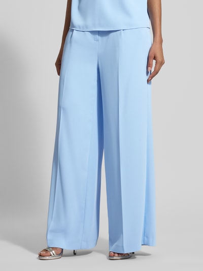 Frauenmodel trägt Wide Fit Stoffhose mit Bügelfalten von Christian Berg Cocktail in Hellblau, mit Gesäßtaschen und Haken- und Reißverschluss, Nahaufnahme Unterkörper. Bundweite 33 cm und Innenbeinlänge 80 cm bei Größe 36.