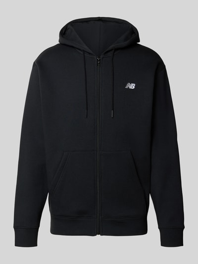 Produktfoto, Sweatjacke mit Känguru-Tasche und Label-Stitching von New Balance in Schwarz, Baumwoll-Mix, Relaxed-Fit, Kapuze mit Tunnelzug, Reißverschluss, Vorderansicht.