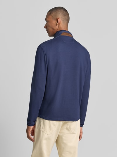 Mannelijk model draagt Relaxed Fit sweatjack met ritssluiting van Polo Ralph Lauren in effen donkerblauw, Ganzkörperansicht Rückansicht.