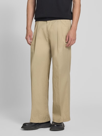 Männermodel trägt Stoffhose mit Biesen und Eingrifftaschen Modell 'LEEK' von Drykorn aus Reine Baumwolle, Wide-Fit, Nahaufnahme Oberkörper.