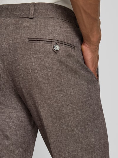 Männermodel trägt Hose mit Kordelzug Modell 'Spartaflex' van Zuitable, straight fit, lyocell-mix, bruine stof, detailopname zijkant, context zoals beschreven.