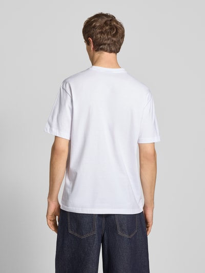 Męski model nosi Relaxed Fit T-Shirt aus reiner Baumwolle Modell 'FRED LIFE' von Only & Sons, efekt: jednolity kolor, krój relaxed fit, okrągły dekolt, krótki rękaw, bawełna, ganzkörperansicht rückansicht.