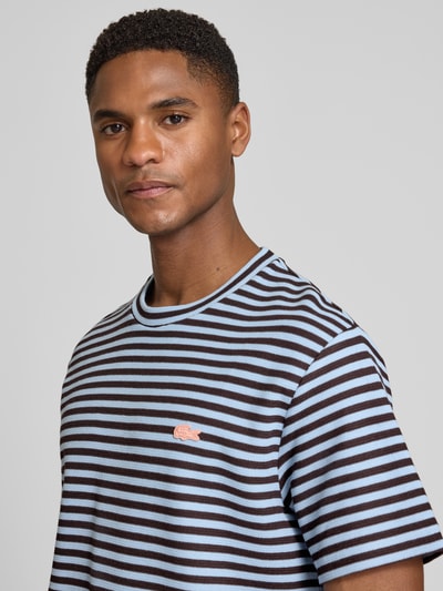Männermodel trägt Regular Fit T-Shirt aus Baumwoll-Mix von Lacoste, Mehrfarbig, Gestreift, Logo-Applikation, Nahaufnahme Oberkörper.