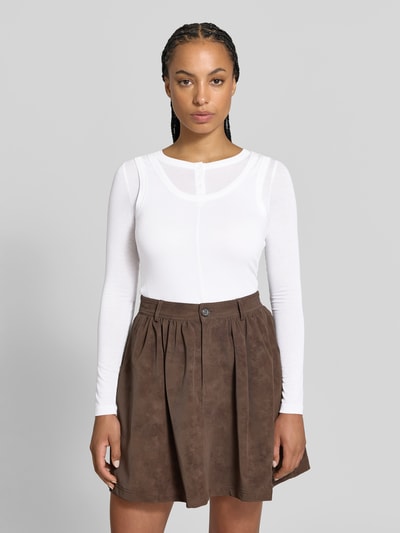 Frauenmodel trägt Longsleeve aus Viskose-Mix von BAUM & PFERDGARTEN in Weiß, strukturierte Ziernaht vorne, Ganzkörperansicht von vorne.
