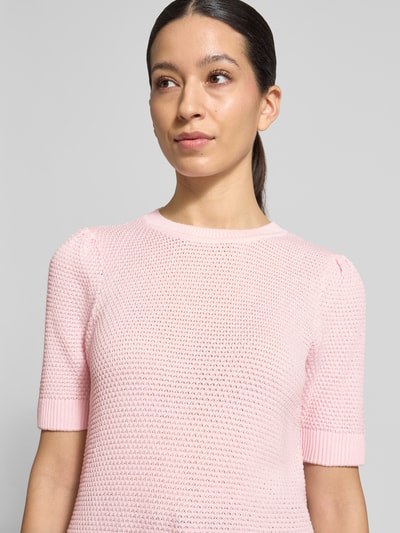 Vrouwenmodel draagt Slim Fit T-Shirt in breilook Modell 'Vidalo' van Vila, pure katoen, ronde hals, roze tint, detailopname bovenlichaam.