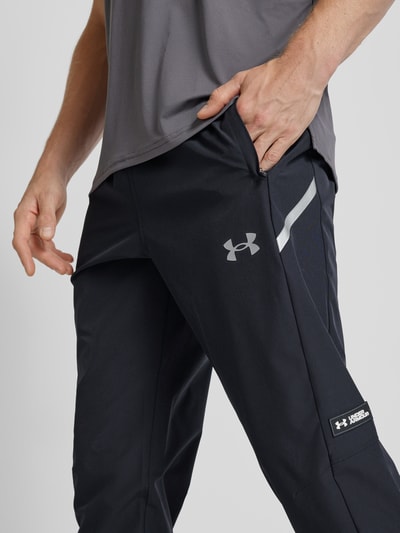 Under Armour Spodnie dresowe o kroju slim fit z nadrukiem z logo model ‘Vanish Utility’ Czarny 3