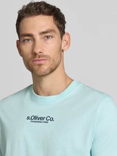 Mannelijk model draagt Regular Fit T-shirt uit puur katoen van s.Oliver RED LABEL, look: effen kleuren, labelprint, ronde hals, korte mouw, Nahaufnahme Oberkörper.